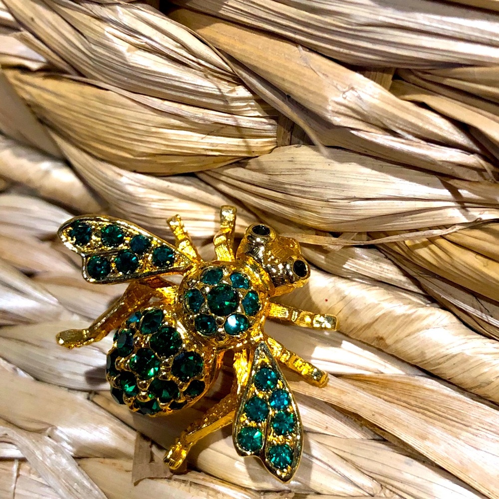 Joan Rivers bumblebee pin -green jewels